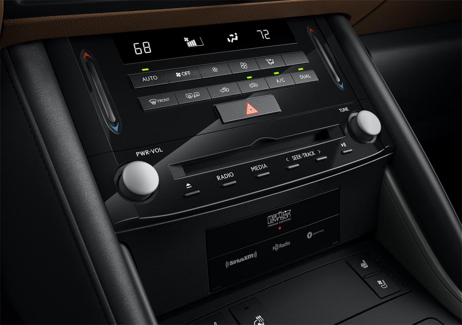 Детали интерьера Lexus IS300 2020 года  (NA) (фото 16 из 55)